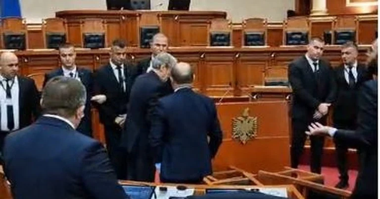 Tensions in the Albanian Parliament, Democrat MP: Are you ready to take our panties off?
