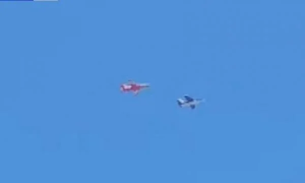 Dos aviones chocan, uno termina en el mar, el otro se sienta en la pista.