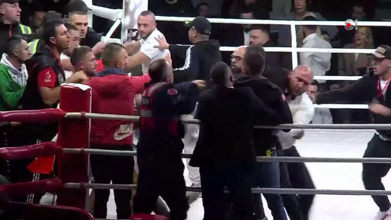Tirana: I tifosi albanesi entrano nell'anello, battitore della Colombia