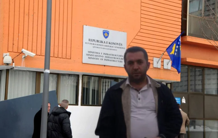 Dopo molte accuse, il Padre di Tender reagisce: Mi accusa falsamente di qualcosa senza conoscenza.