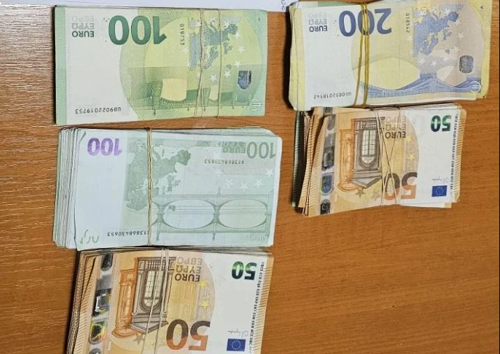 La dogana difende oltre 35 mila euro non dichiarati in Vermica