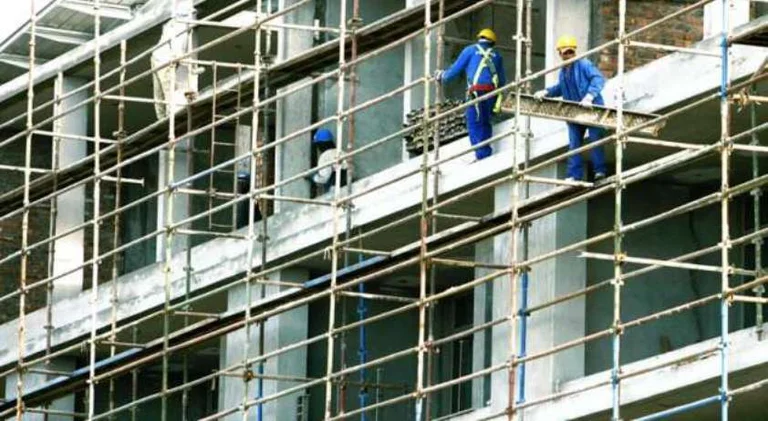 Un trabajador en Ferizaj, atrapado un esqueleto de una instalación residencial
