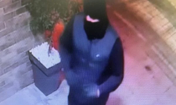 La policía busca ayuda de los ciudadanos para identificar a esta persona