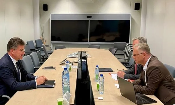 Nuk ka takim trepalësh, përfundojnë takimet e Lajçakut me Bislimin e Petkoviqin
