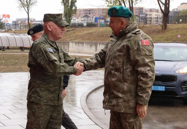 Jashari takohet me komandantin e KFOR-it, të gatshëm për thellim të bashkëpunimit