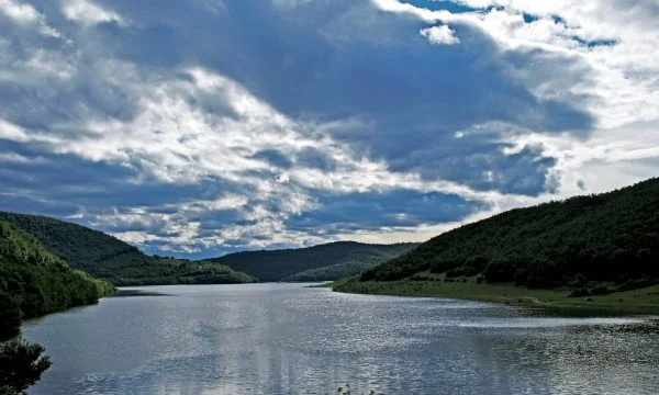 Niveli i lartë i manganit në ujë, KRU Prishtina sot shpëlan gypat në zonat që furnizohen nga Badoci