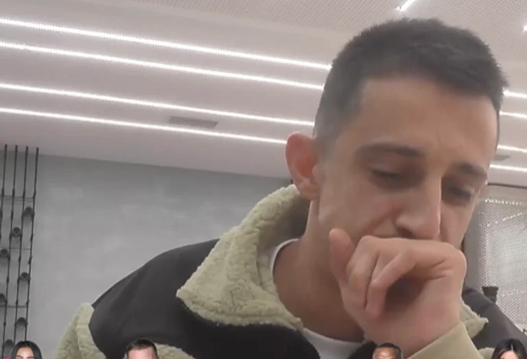 E dhimbshme: Largimi i Metit, Ganiu në gjendje të rënduar emocionale, i mbetet kafshata në gojë