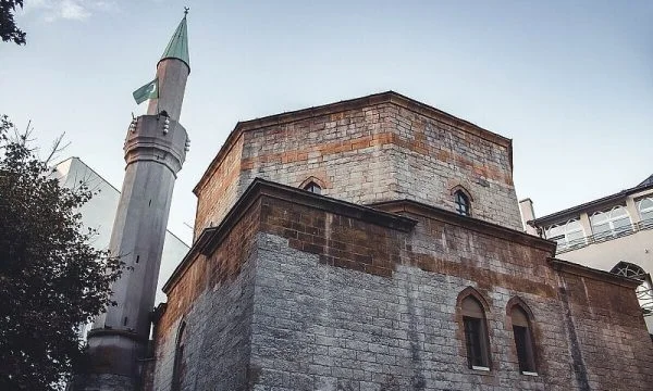 Një burrë hyri në oborrin e një xhamie në Beograd, kërcënoi me thikë dhe shau të pranishmit