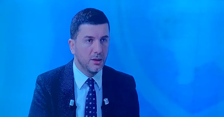 Krasniqi: Kurti po bën super-Zajednicë
