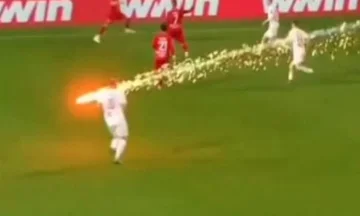 Aktuelles virales Video: Der Fussballer rettet wunderbar die Feuer, die ihm in den Kopf gingen