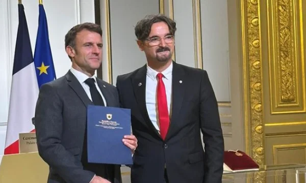 Ambasadori i Kosovës ia dorëzon kredencialet presidentit Macron, në një ceremoni në Pallatin Elysse