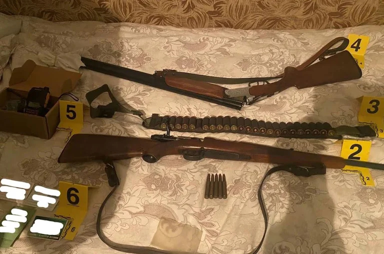 Policia e arreston një person në Zubin Potok dhe konfiskoi disa armë