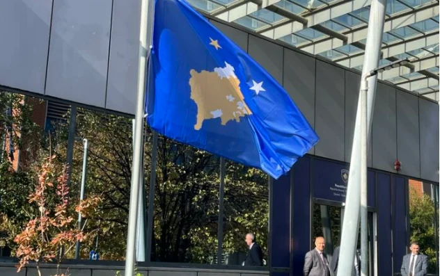 PSD-ja me aksion para Qeverisë për Asociacionin: Heq flamurin e Kosovës, e vendos një flamur me dy yje