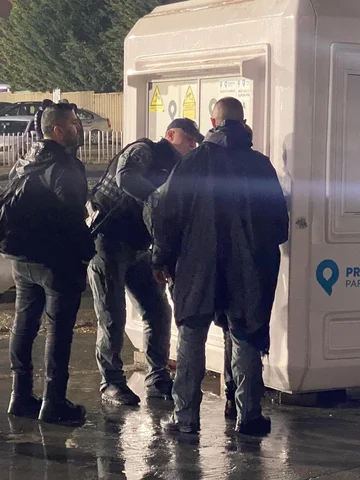 Kurz vor dem Spiel verhaften Polizisten eine Person in der Nähe des Stadions “Fadil Vokri”, berichtet Sportjournalist.
