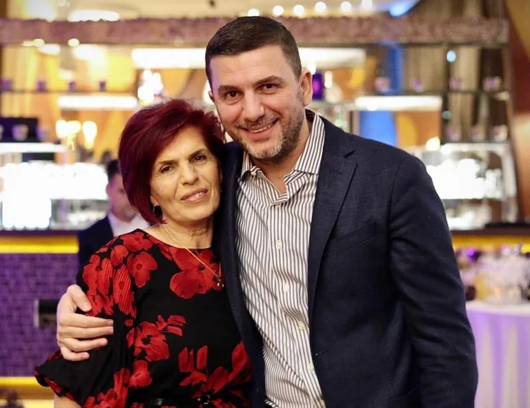 Pensionohet nëna e kryetarit të PDK-së, Memli Krasniqi e cila shërbeu 46 vjet si infermiere anesteziste