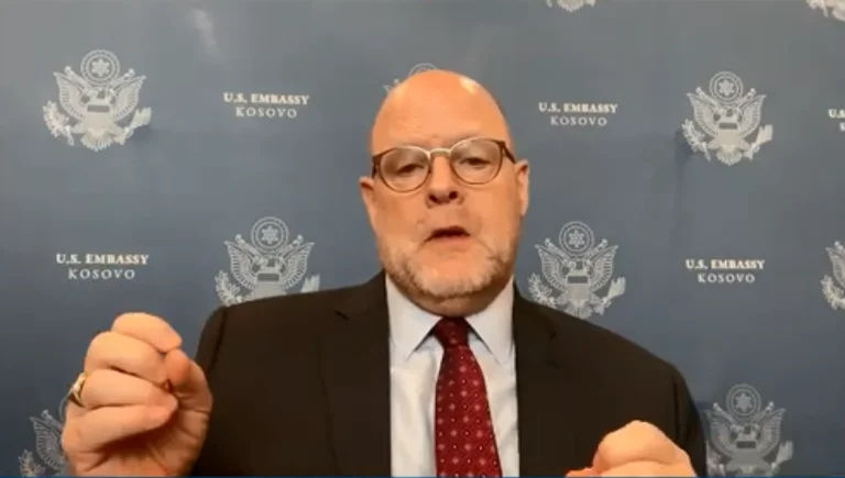 Hovenier: Ndihmat miliardëshe të BE-së në pikëpyetje nëse s’ka përparim mes Kosovës dhe Serbisë