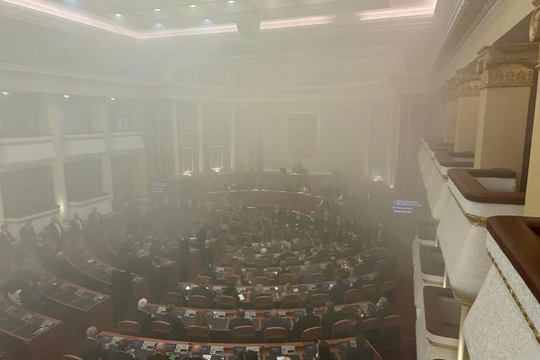 Zgjati veç 20 minuta: Mbyllet seanca kaotike në Parlamentin e Shqipërisë