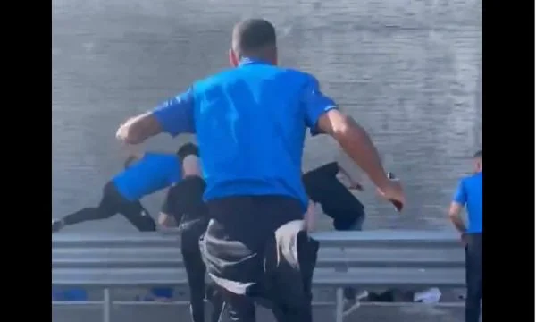 Po niseshin drejt Kosovës, lojtarët e Izraelit shtrihen në rrugë pasi nisin sulmet me raketa
