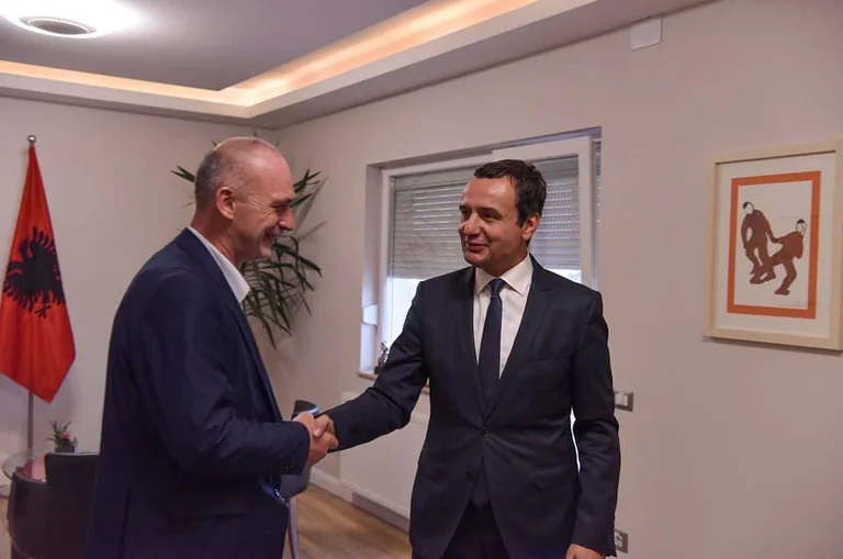 Humolli: Kurti po tregon se Kosova nuk ka mundësi me nxjerrë qeveritar më të mirë se Hashim Thaçi