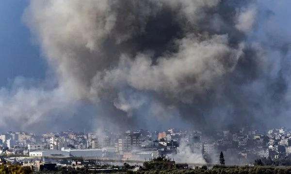 Hamasi lëshon raketa thellë në Izrael, ndizen sirenat në Tel Aviv