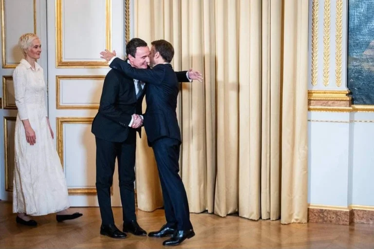 “Militanti ka mbet si pula në mjegull”, Dërguti komenton fotografinë e Kurtit me Macronin