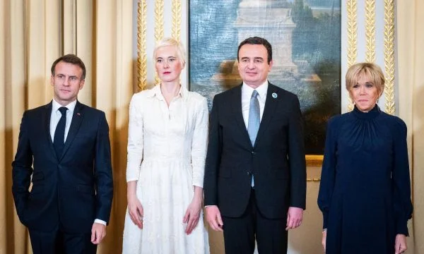 Kurti i shoqëruar nga bashkëshortja, publikon pamje nga pritja që ia bëri Macron në Elysee