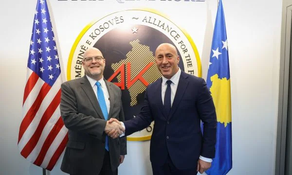 Hovenier i shkon në zyre Haradinajt, kreu i AAK-së ia konfirmon mbështetjen për planin franko-gjerman