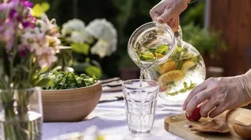 Acqua di limone per perdere peso? Un nutrizionista elenca i benefici delle bevande rinfrescanti