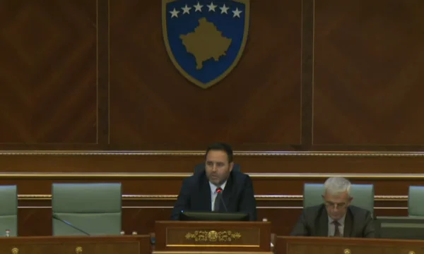 VV-ja po pengon kalimin e projektligjeve, Konjufca iu drejtohet atyre: Për një sekond ju çoj n’shpi