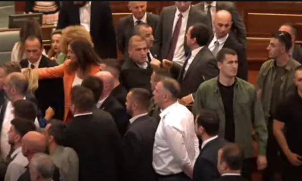 Ish-deputeti i VV-së pretendon se përleshja në Kuvend ka qenë skenar i Qeverisë
