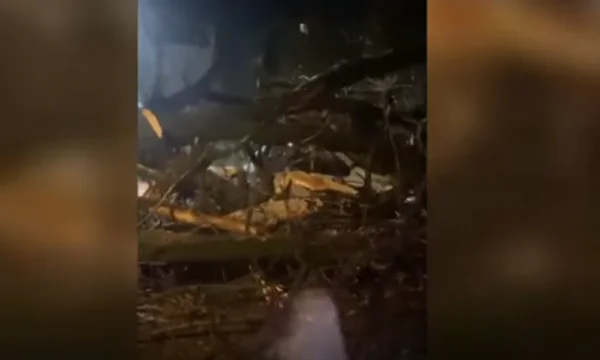Bie lisi në Gjakovë, një person kërkon ndihmë mjekësore – dëmtohen dy vetura