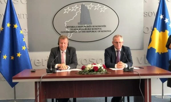 Në orën 17:10 Bislimi e pranon raportin e progresit, më pas mban konferencë të përbashkët me Szunyog
