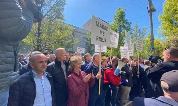 Krejt s’po dalin: Edhe punëtorët e KEK-ut shtyejnë protestën