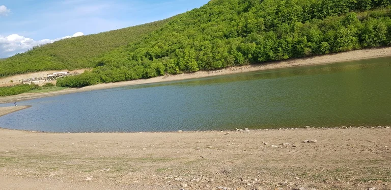 Vazhdon prezenca e manganit në liqenin e Badocit, IKSHPK del me njoftim