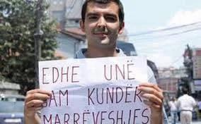 Molliqaj publikon foton e Astrit Deharit duke protestuar kundër Zajednicës: Marrëveshja ka tjetër emër