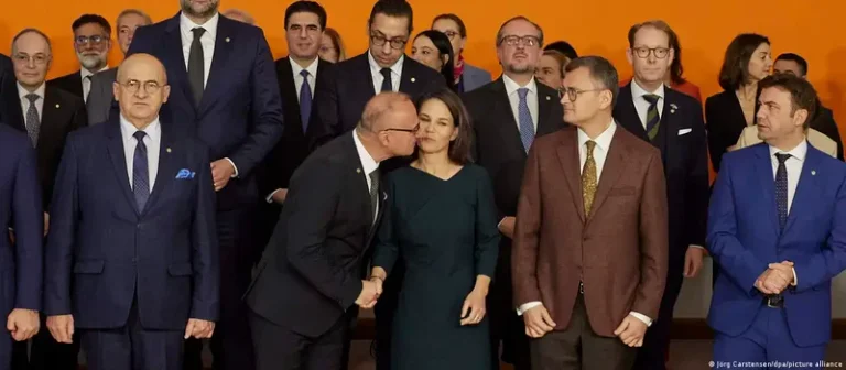 Skandal në Berlin: A tentoi ministri i Jashtëm kroat të puthë në gojë ministren e Jashtme gjermane?