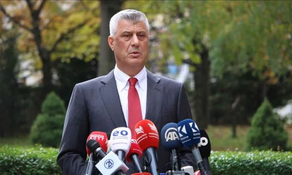 “Do të shihemi bashkë, do të dalim faqebardhë, ky është premtimi im për ju” – Tre vjet më parë Thaçi u nis për Hagë, ky ishte fjalimi i tij(Video)