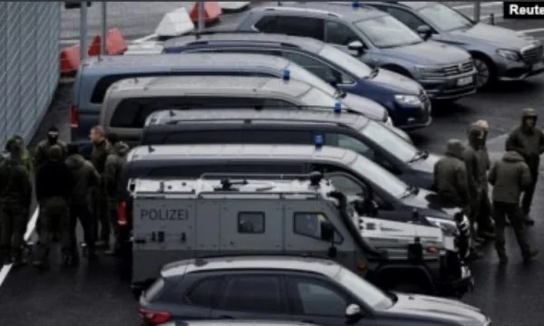 Policia arreston babain e vajzës së mbajtur peng në aeroportin e Hamburgut