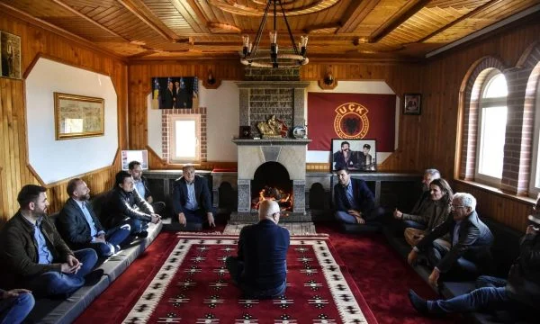 Krasniqi me bashkëpartiakë vizitojnë familjarët e ish-krerëve të UÇK-së: Dielli do të lind përsëri