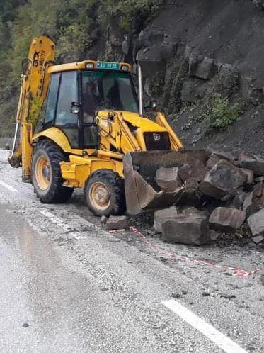 Stuhia “Ciaran” në Shqipëri, Ministria e Mbrojtjes: Po punohet për pastrimin e rrugëve, u evakuuan 23 turistë të bllokuar