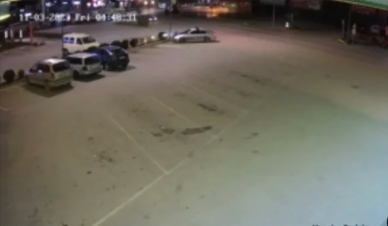 Policia publikon videon e përleshjes me armë zjarri me hajnat në pompë të derivateve