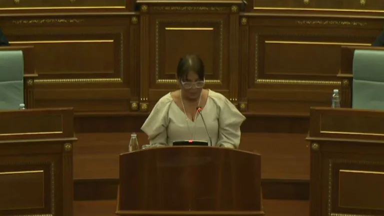 Dumoshi e LDK-së pretendon se Kurti i tha “deshta me të këqyrë”, derisa ajo po fliste ne Kuvend