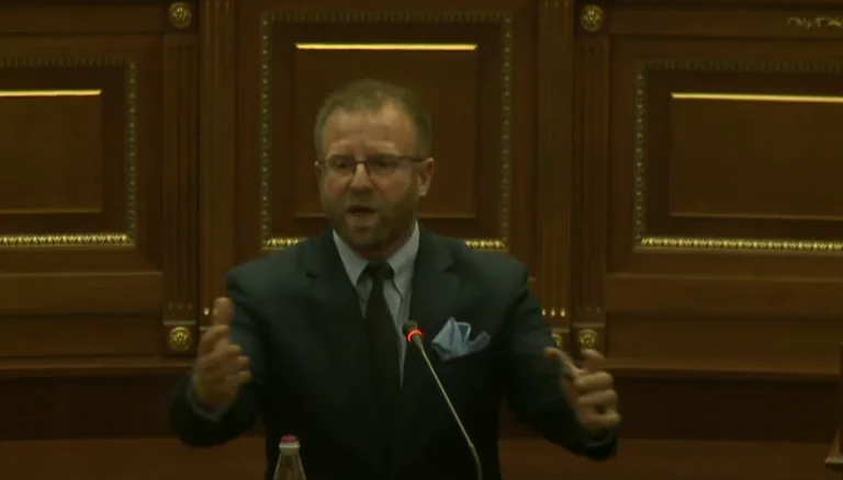 Haki Abazi me gjëegjëzë në Kuvend: Ta gjejnë veç ata që kanë kartela të VV-së