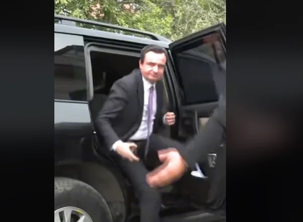 Kurti iu shmanget PSD-së, hyn “fshehurazi” në Kuvend – Nuk arrin të dekorohet me medaljen “Kryeministër i Zajednicës”