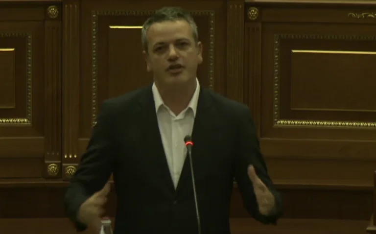 Gashi: Albin Kurti sot tregoi se është vrasësi i shokëve të tij, që me vetëdije i çoi në vdekje