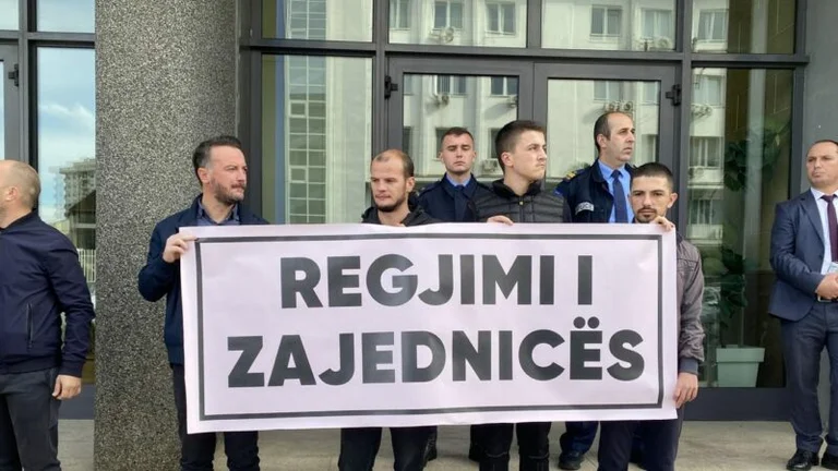 ‘Regjimi i Zajedinicës’ – PSD me aksion para Kuvendit ku do të raportoj Kurti për Asociacionin e dialogun
