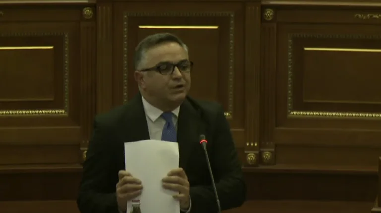 Tahiri – Kurtit: Kërrk u ul në karrigen e Kryeministrit dhe lëshoi bajrakun për Zajednicën