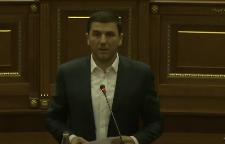 Krasniqi – Kurtit: S’kam besu që i nënshtrohesh Lajçakut kështu, ai po të thotë: mos fol, ti -OK