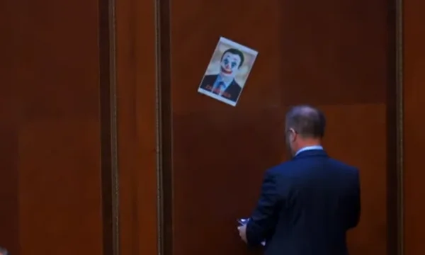 Haki Abazi shpërndan foto të Kurtit si “palaço” në Kuvend, gjatë kohës sa ai po raporton