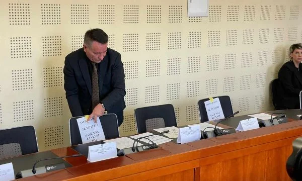 Pal Lekaj ia vendos pagat nëpër karrige deputetëve të Vetëvendosjes që munguan në Komisionin Hetimor për rezervat shtetërore